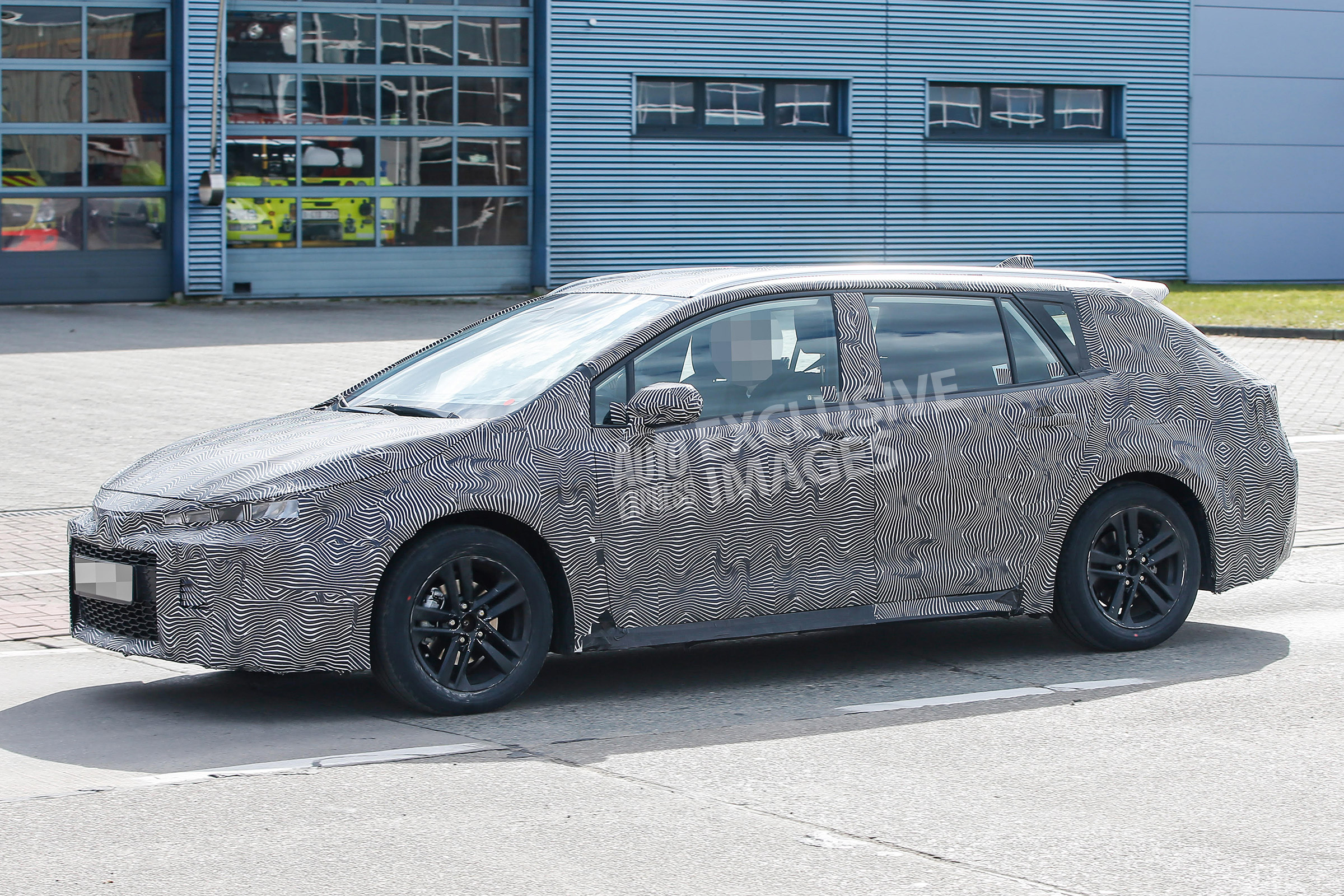 Toyota Auris Touring Sports - spyshot 4