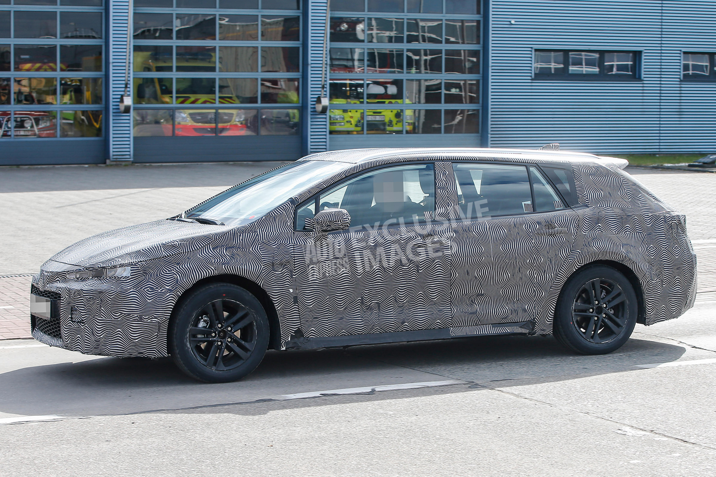 Toyota Auris Touring Sports - spyshot 5