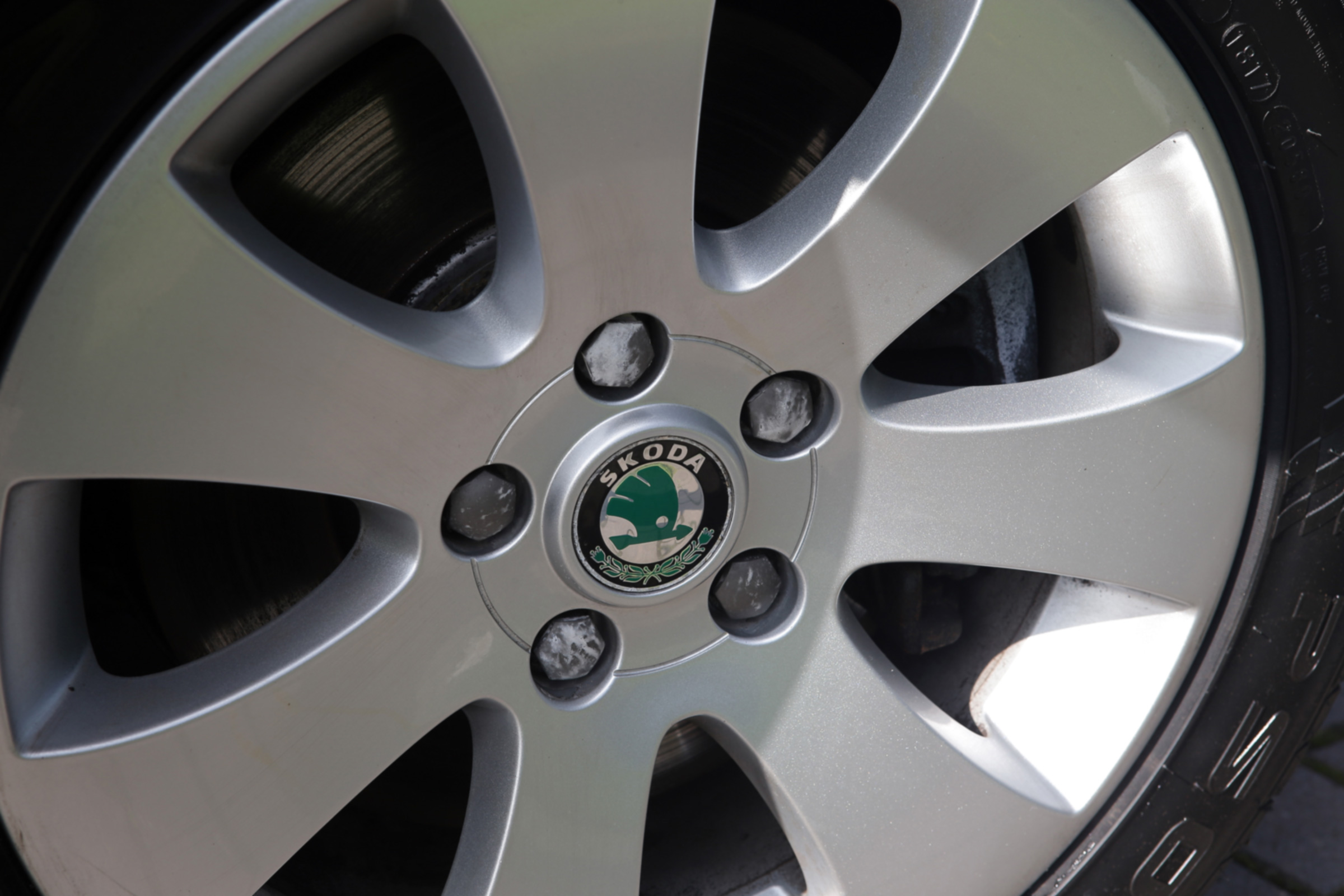 Used Skoda Superb alloy wheel