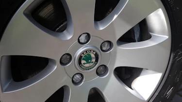 Used Skoda Superb alloy wheel