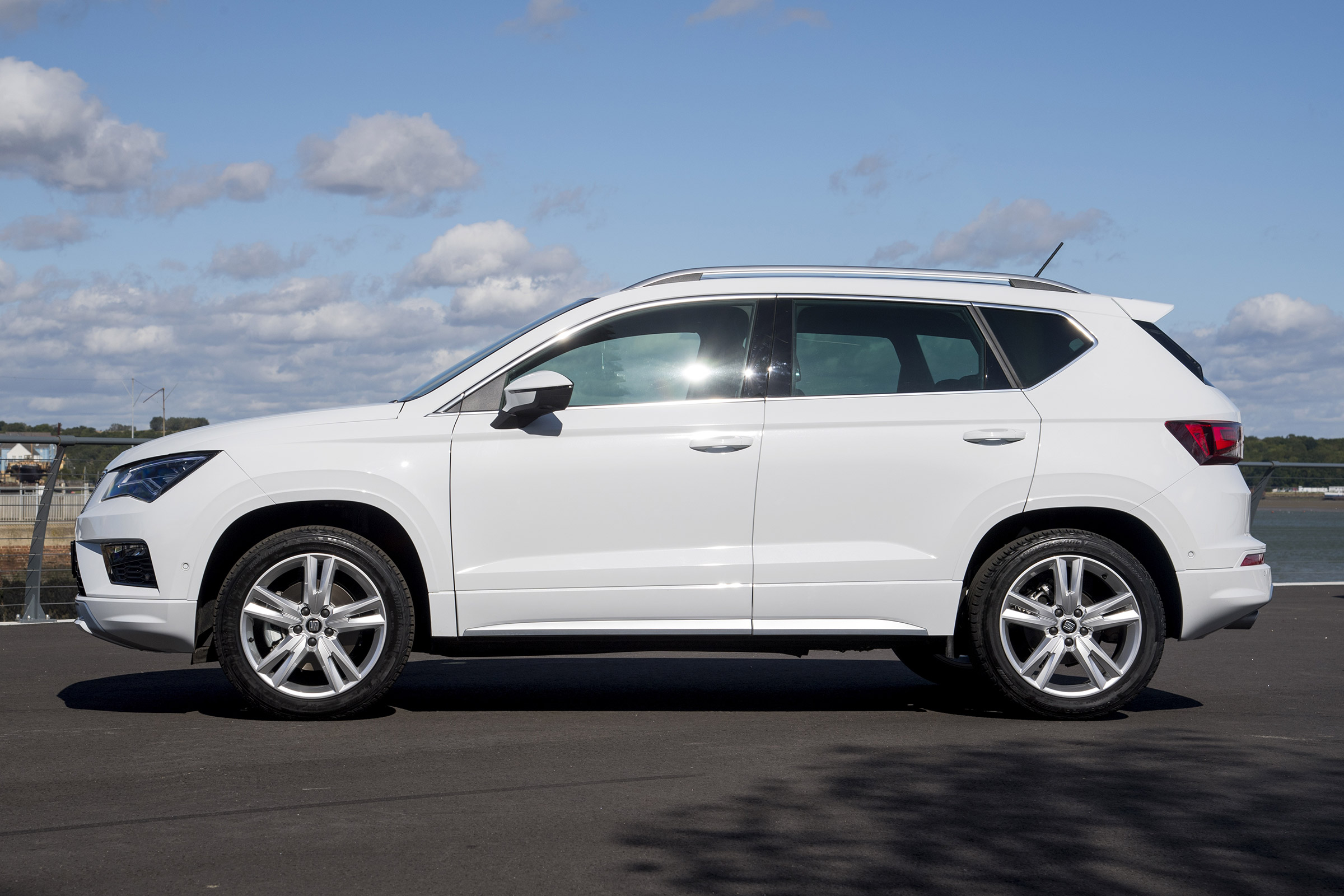 SEAT Ateca 2.0 TSI - side