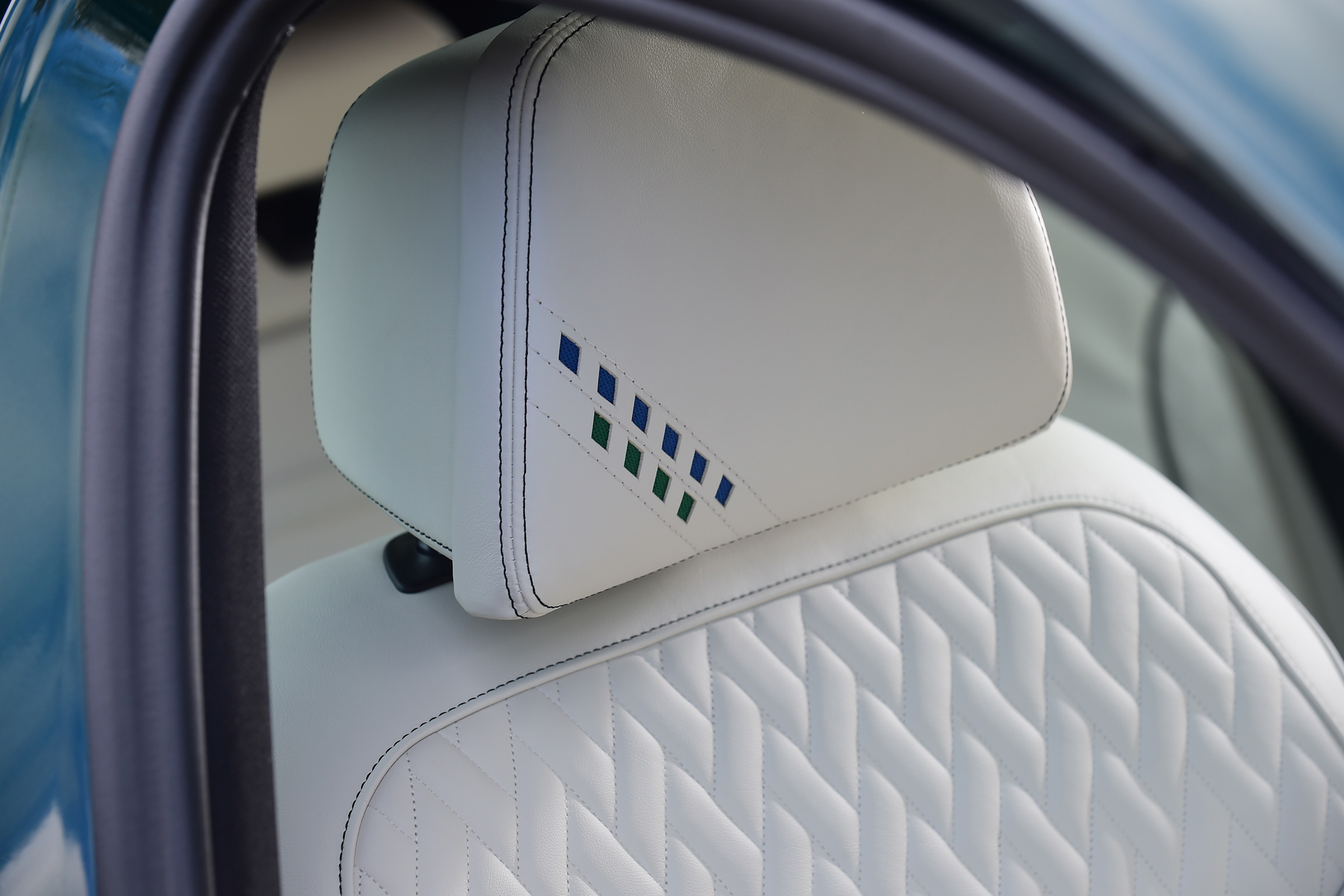 Alpina B5 Touring - headrest
