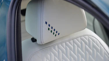Alpina B5 Touring - headrest