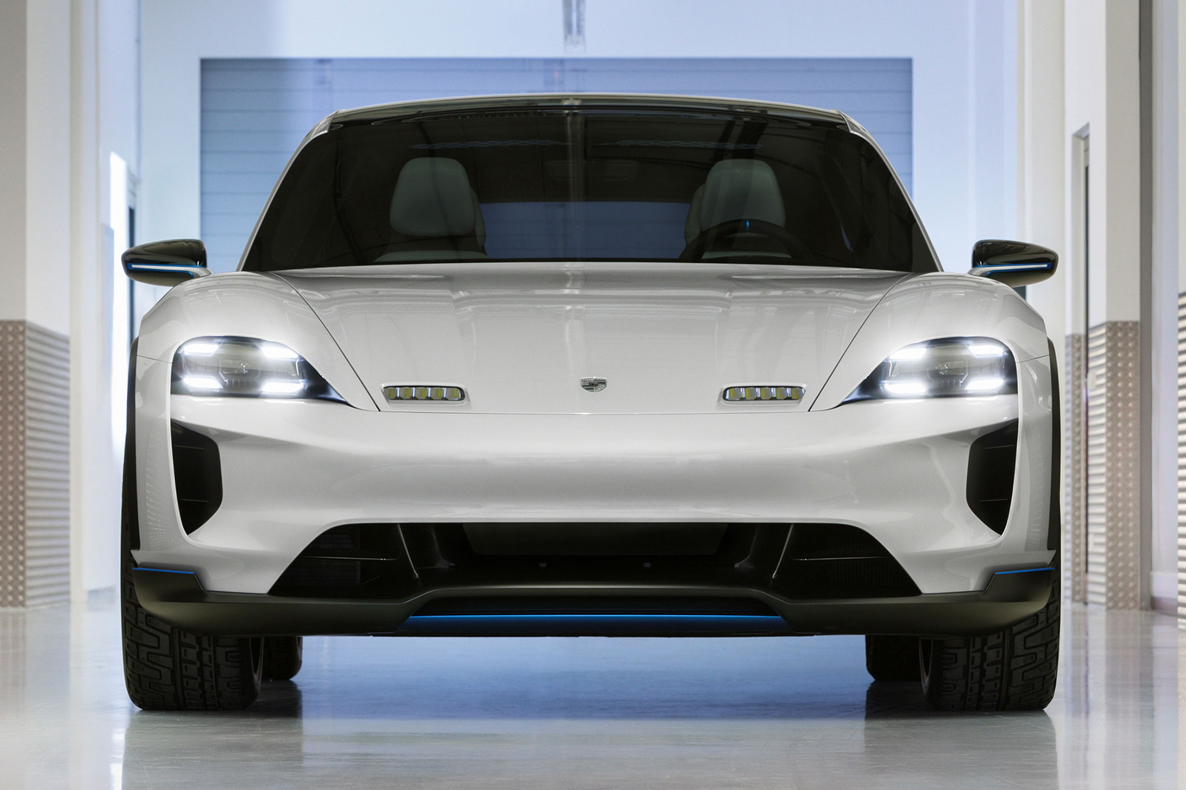 Porsche Mission E Cross Turismo - front