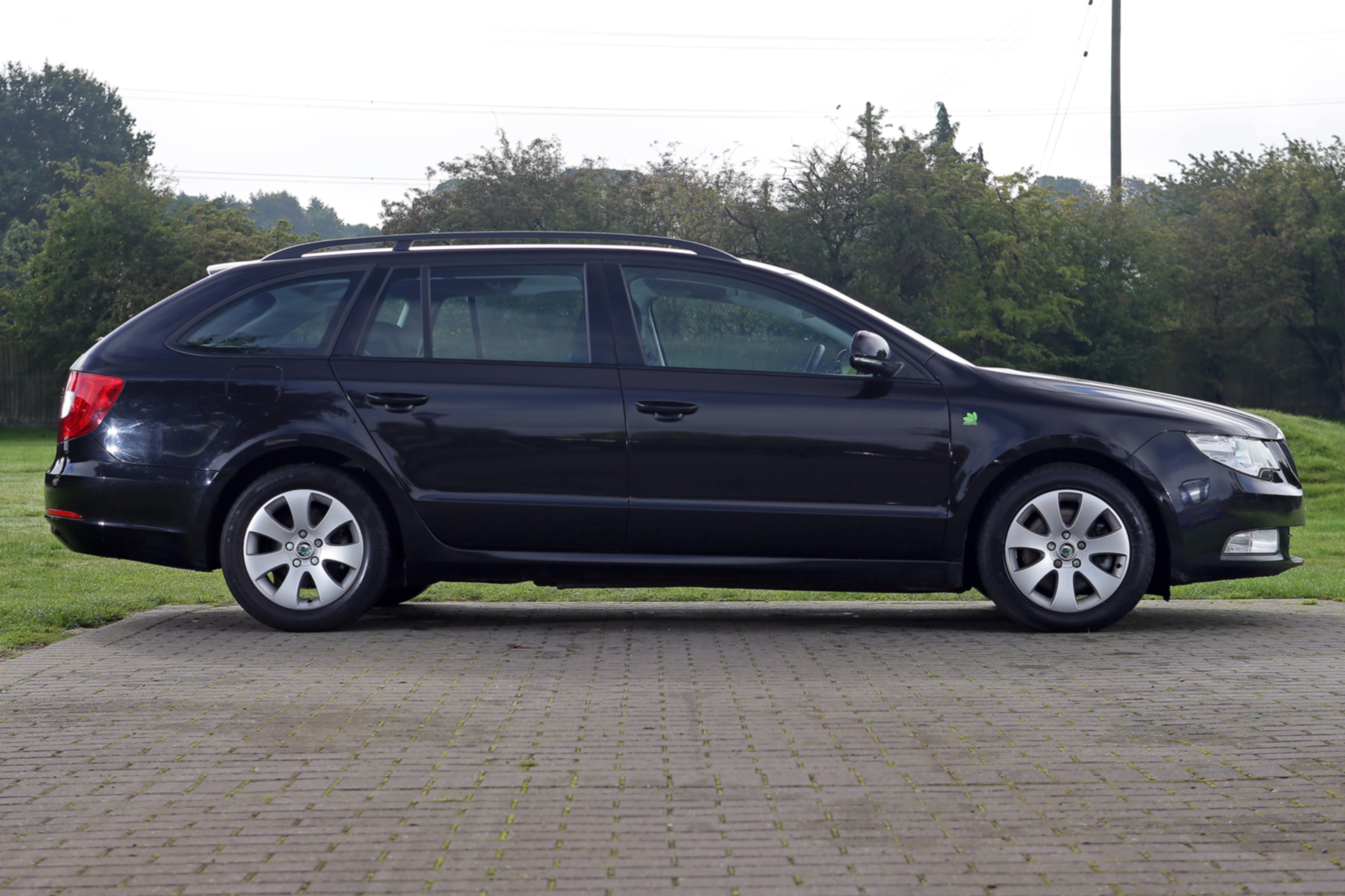 Used Skoda Superb side profile