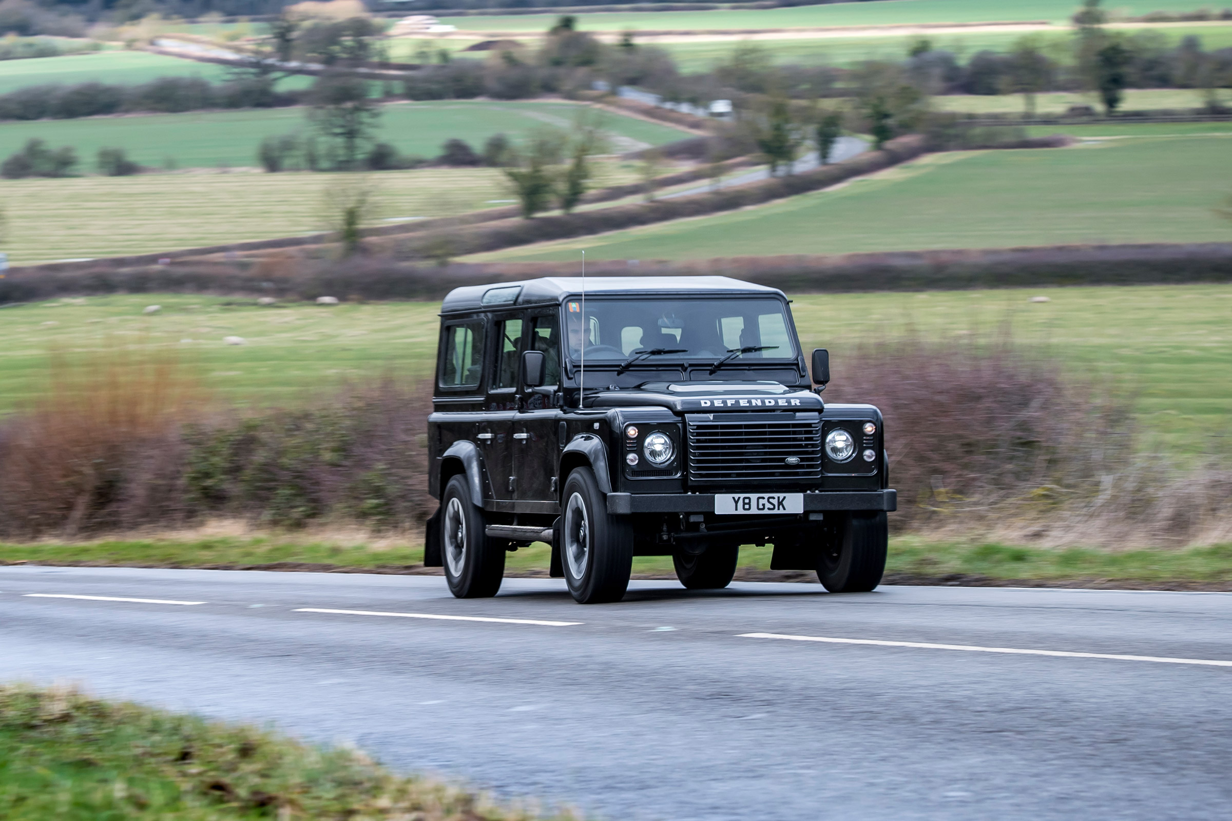 Land Rover Defender Works V8 - front panning