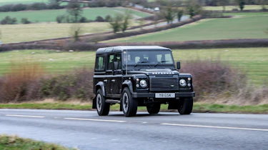 Land Rover Defender Works V8 - front panning