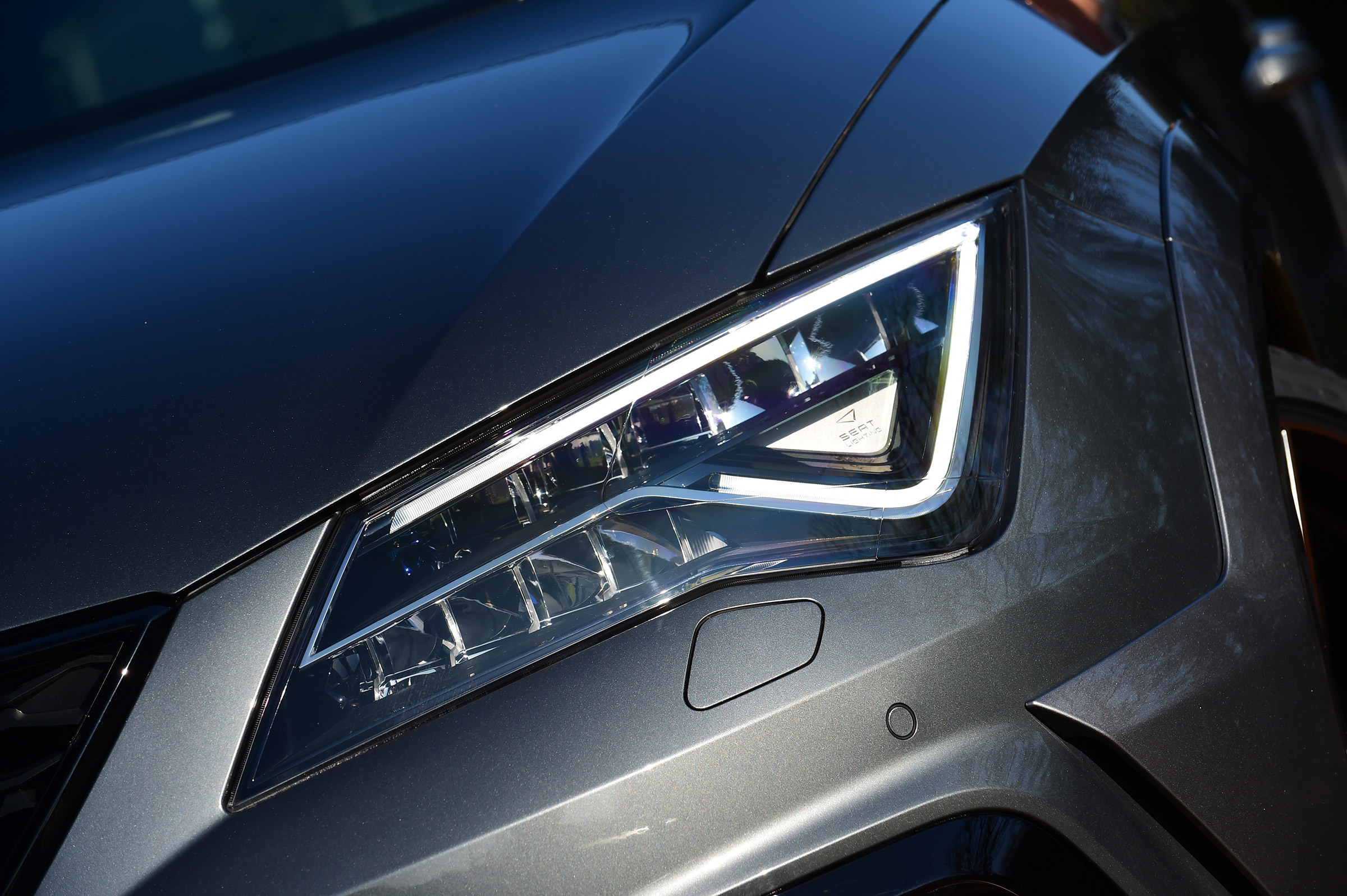 SEAT Leon Cupra R - front light