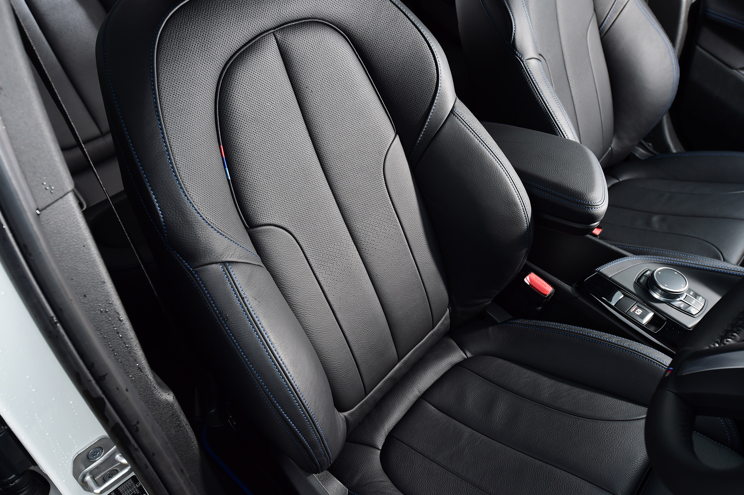 BMW X2 - front seats