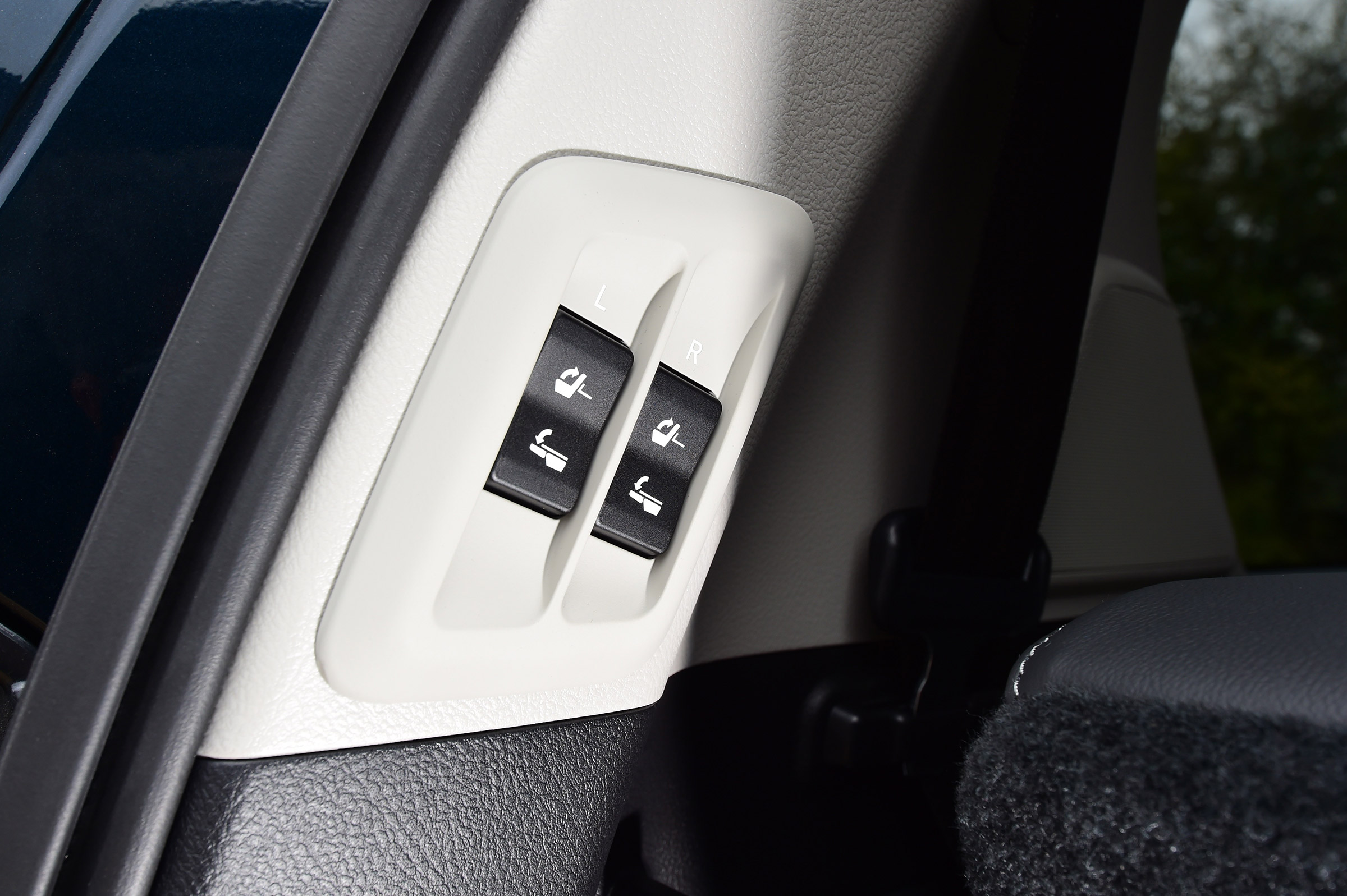 Toyota Land Cruiser - seat controls