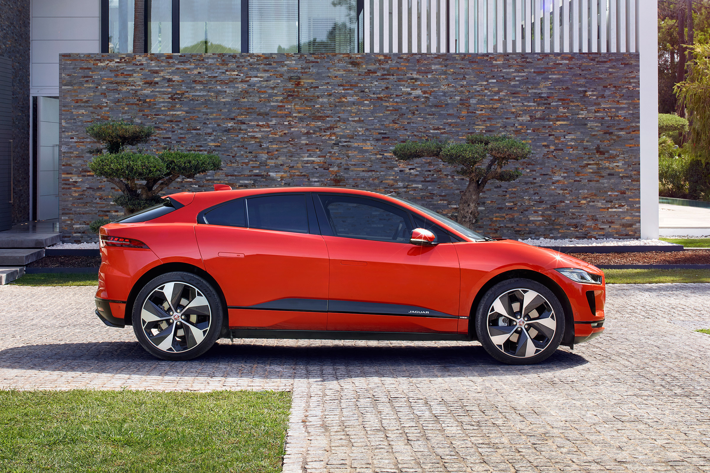 Jaguar I-Pace - side static