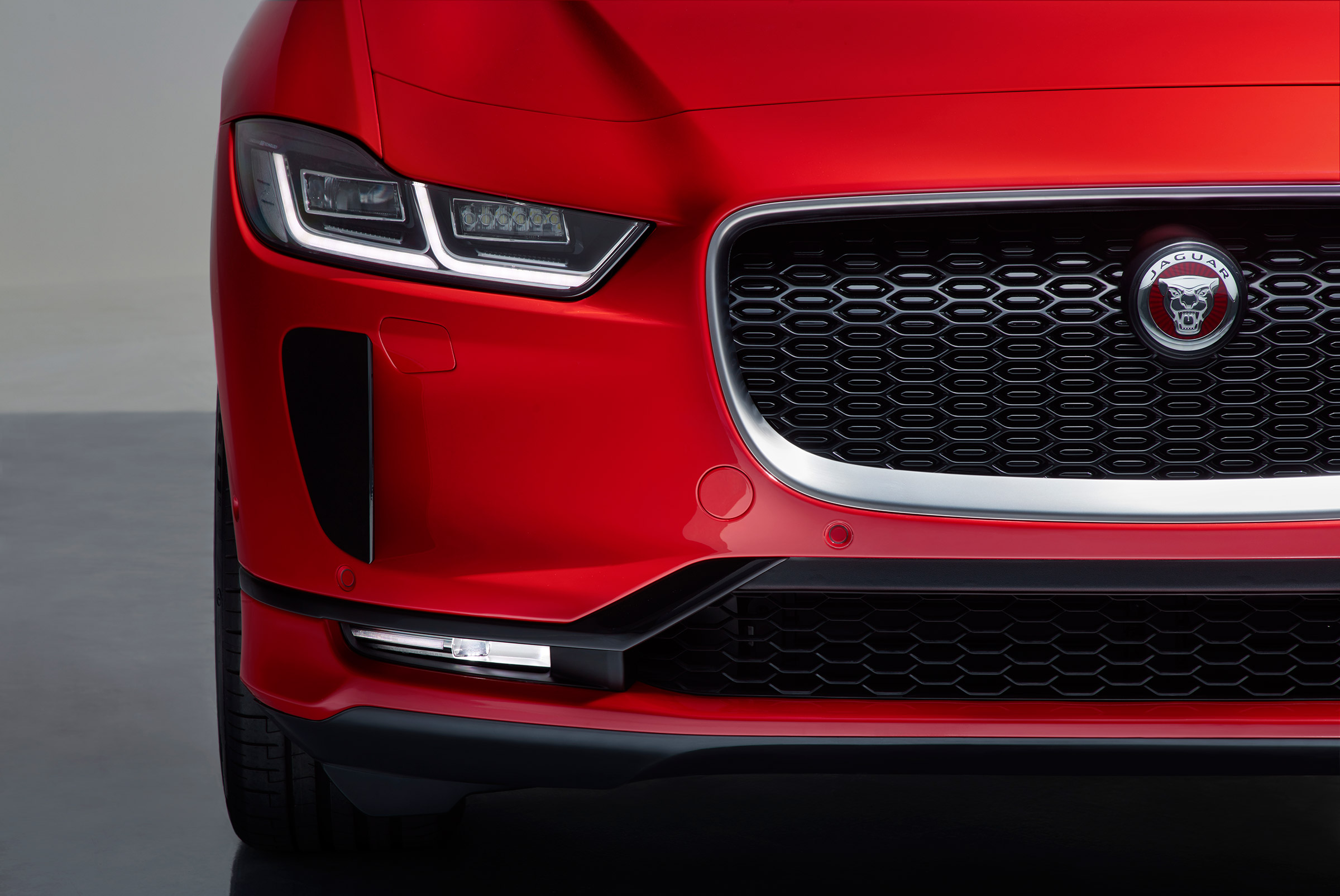 Jaguar I-Pace - studio front detail