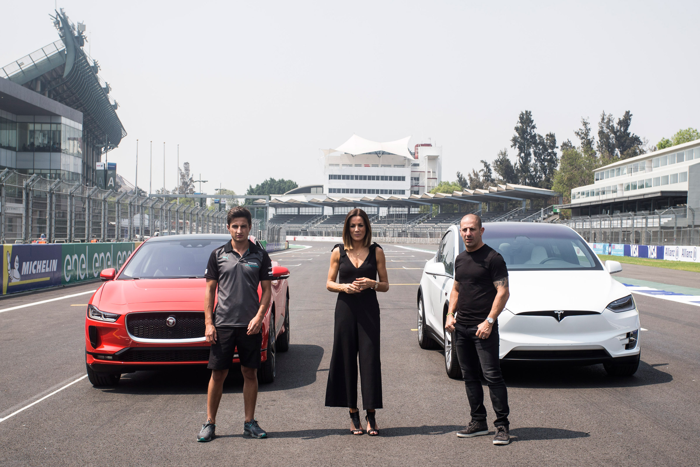 Jaguar I-Pace vs Tesla Model X P100D launch race start line