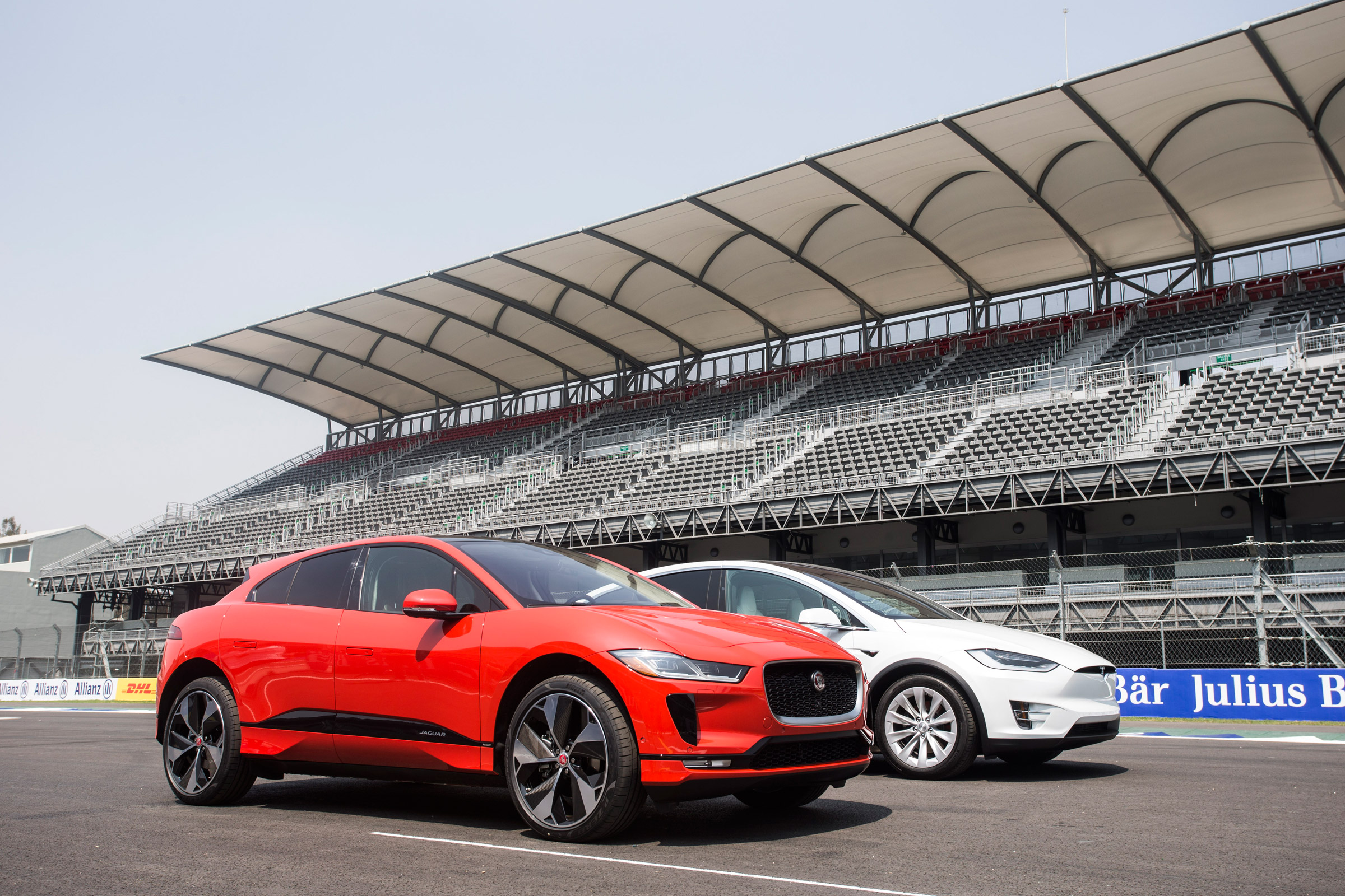 Jaguar I-Pace vs Tesla Model X P100D launch race