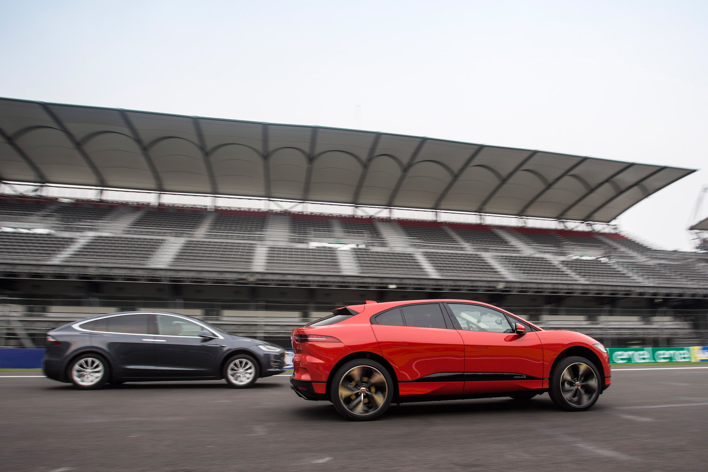 Jaguar I-Pace vs Tesla Model X P100D launch race 0-60-0