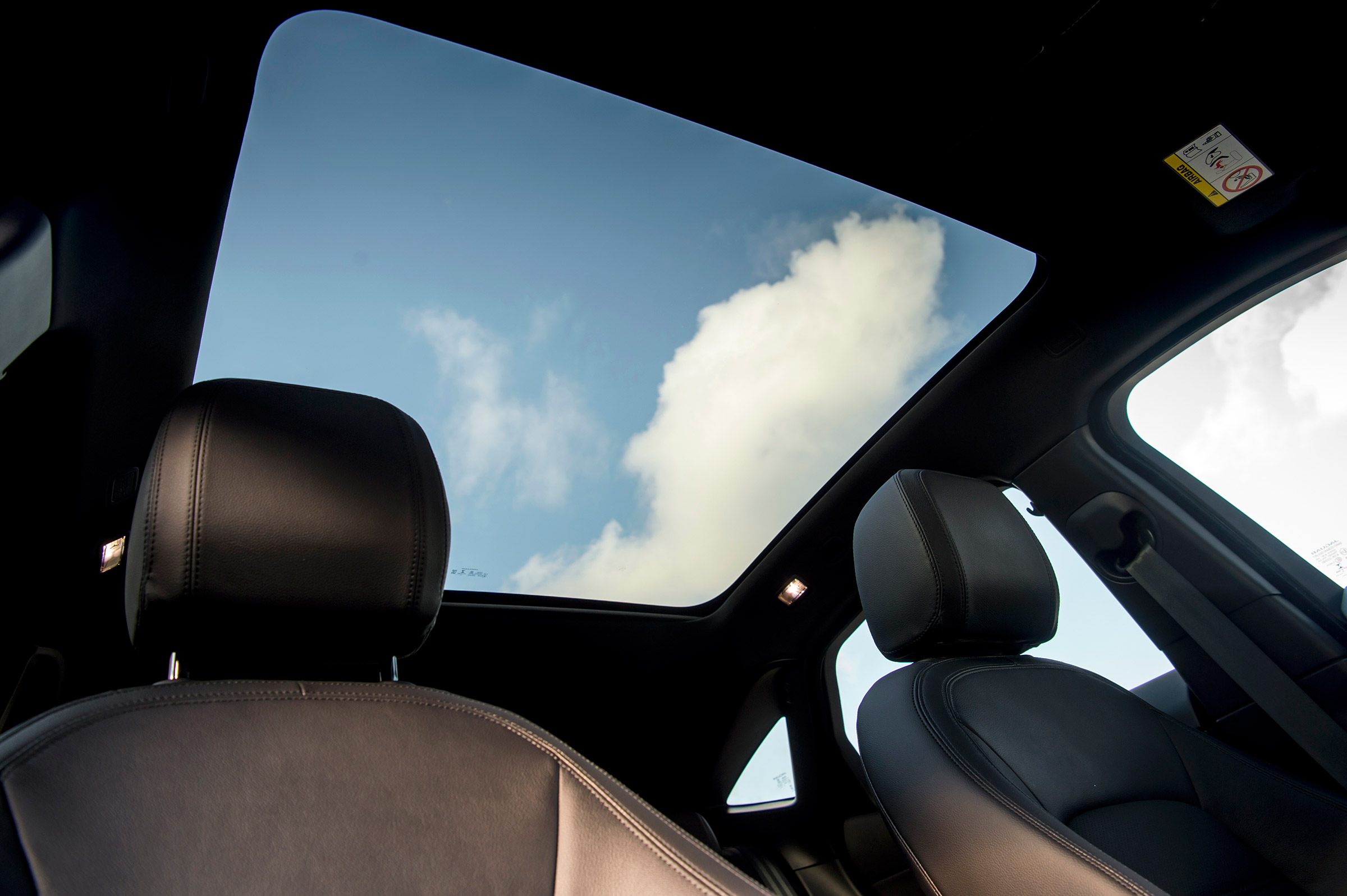 Jaguar E-Pace D150 - panoramic roof