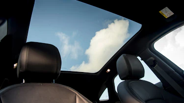 Jaguar E-Pace D150 - panoramic roof