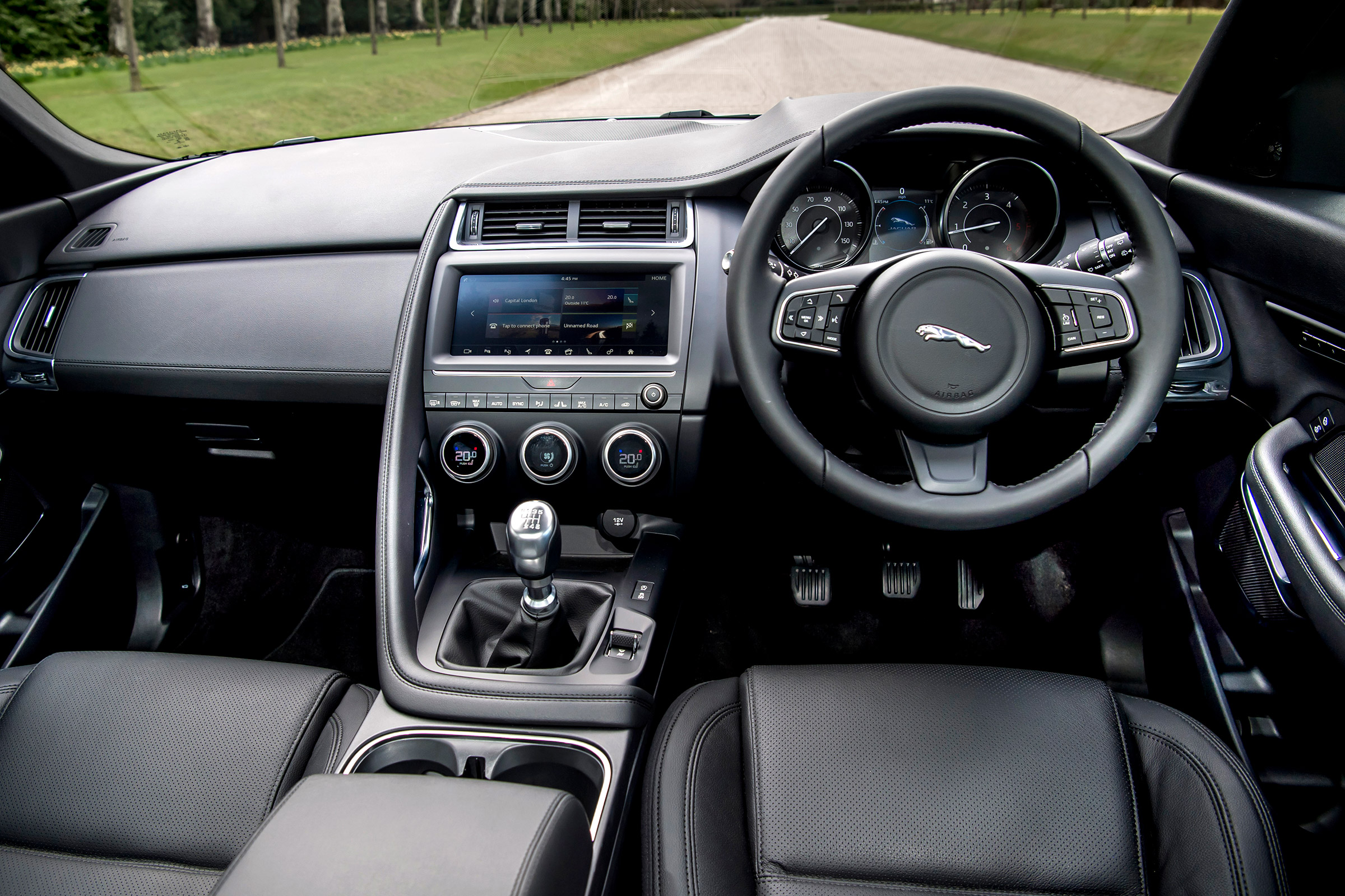 Jaguar E-Pace D150 - dash