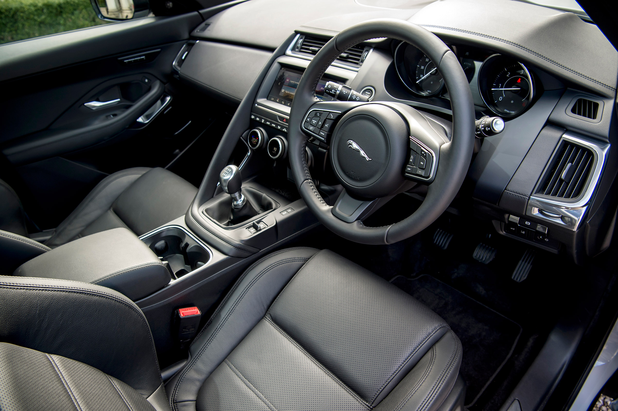 Jaguar E-Pace D150 - cabin