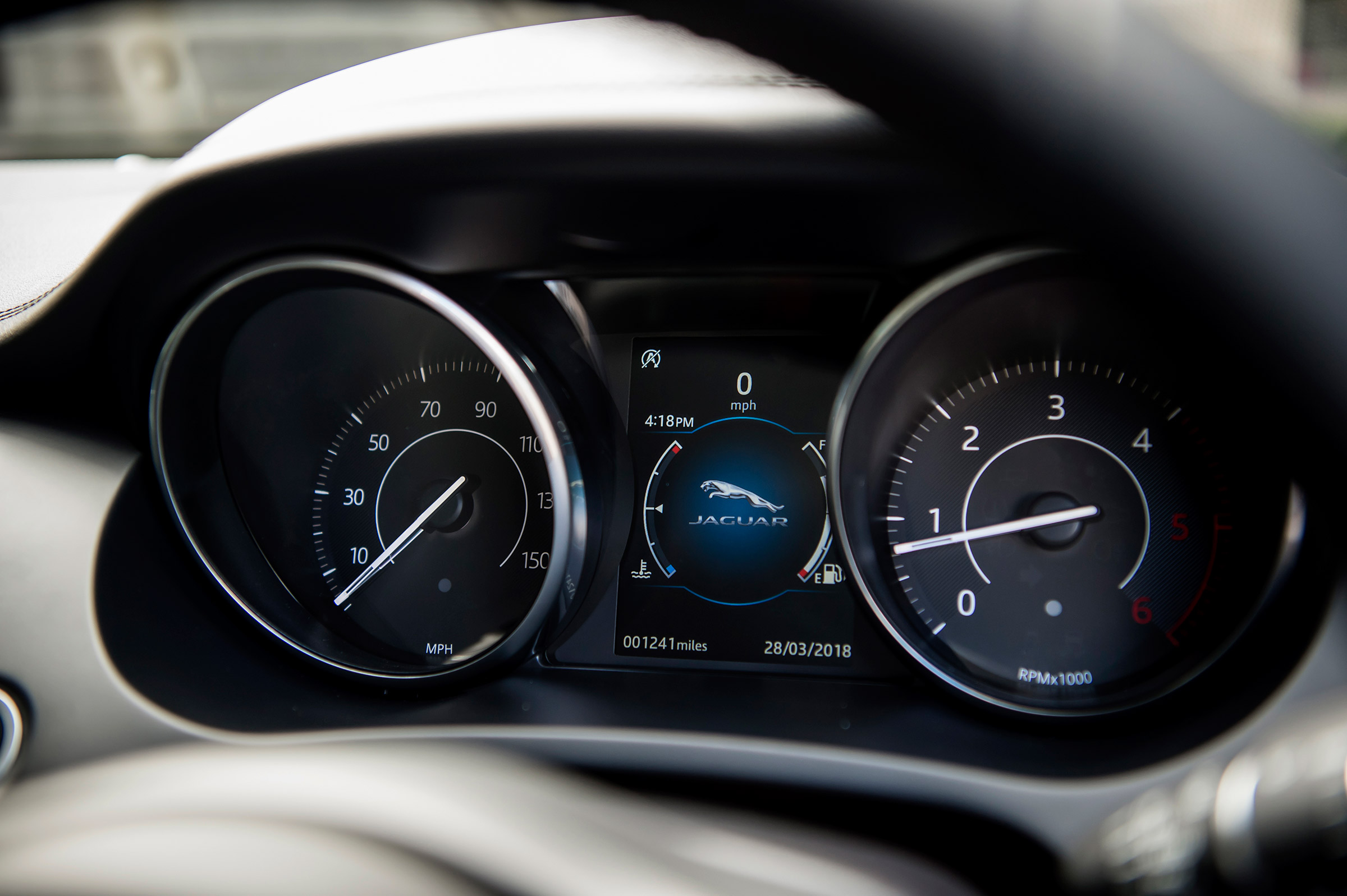 Jaguar E-Pace D150 - dials