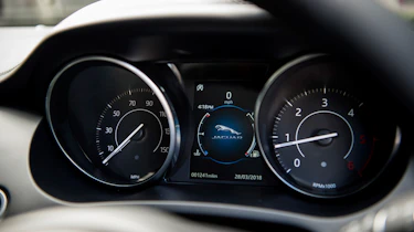 Jaguar E-Pace D150 - dials