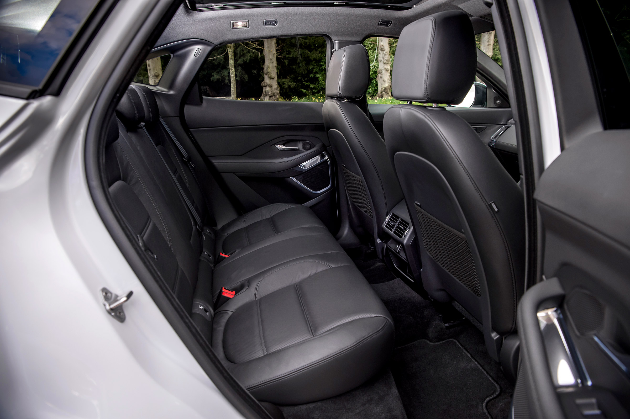 Jaguar E-Pace D150 - rear seats