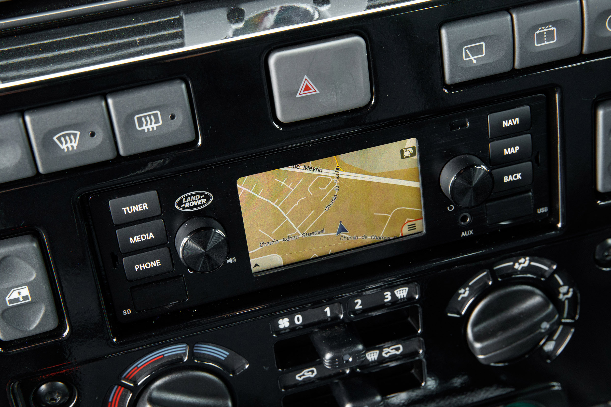 Land Rover Defender Works V8 - sat-nav