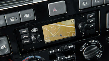 Land Rover Defender Works V8 - sat-nav