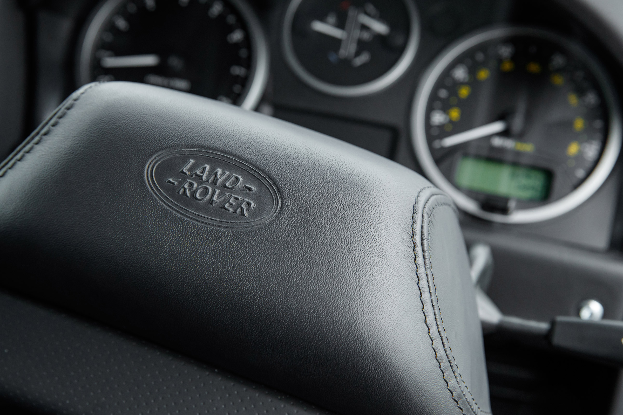 Land Rover Defender Works V8 - steering wheel