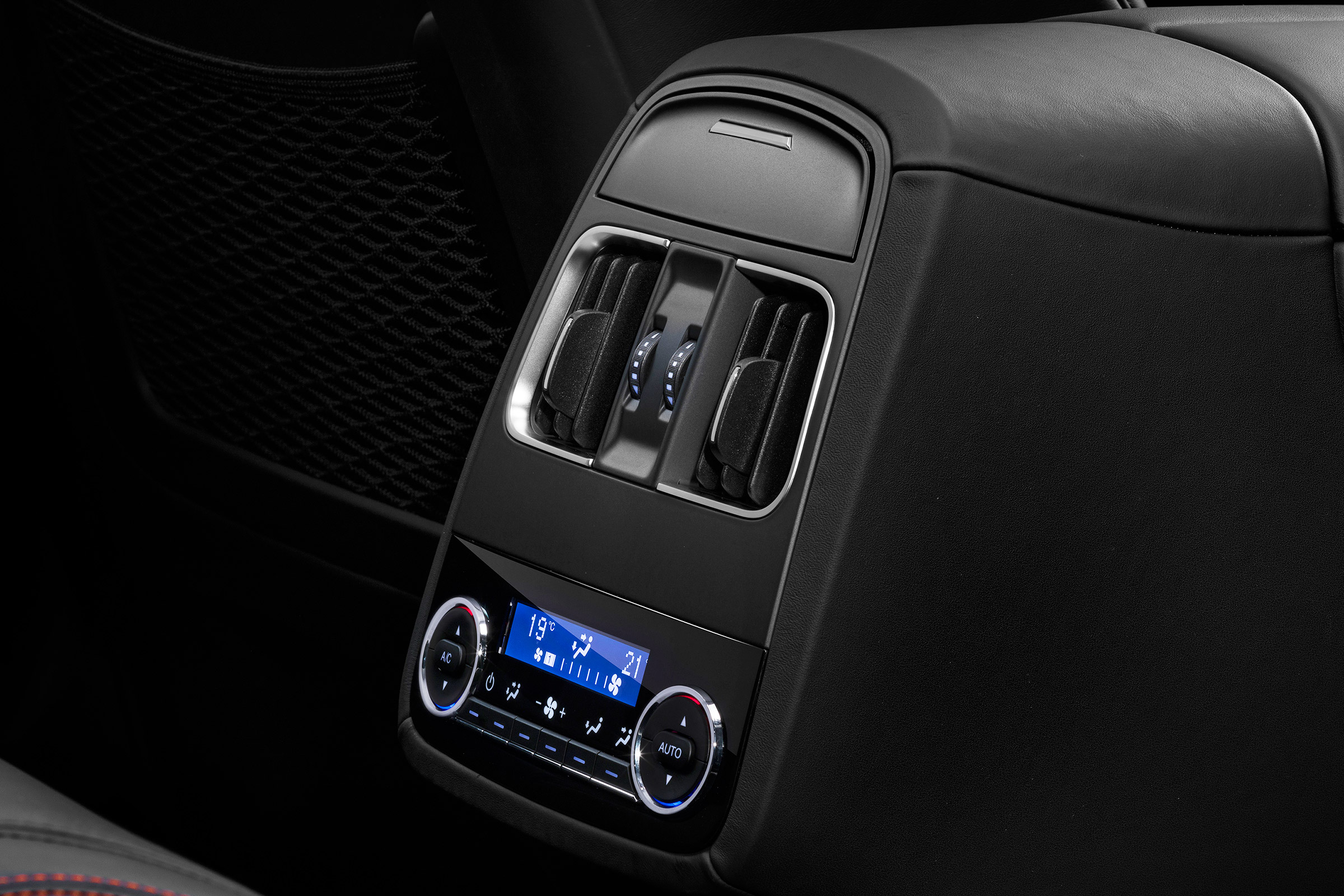 Maserati Levante Trofeo - rear interior details