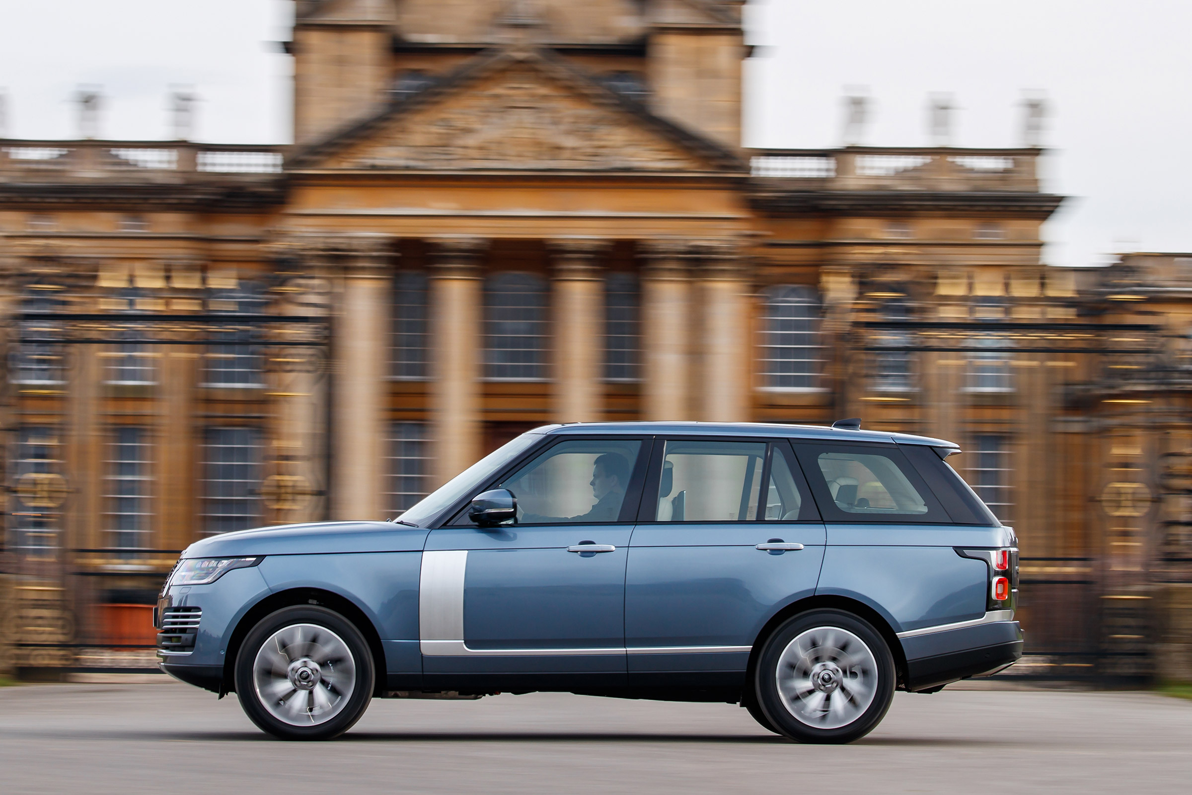 Range Rover PHEV - side action