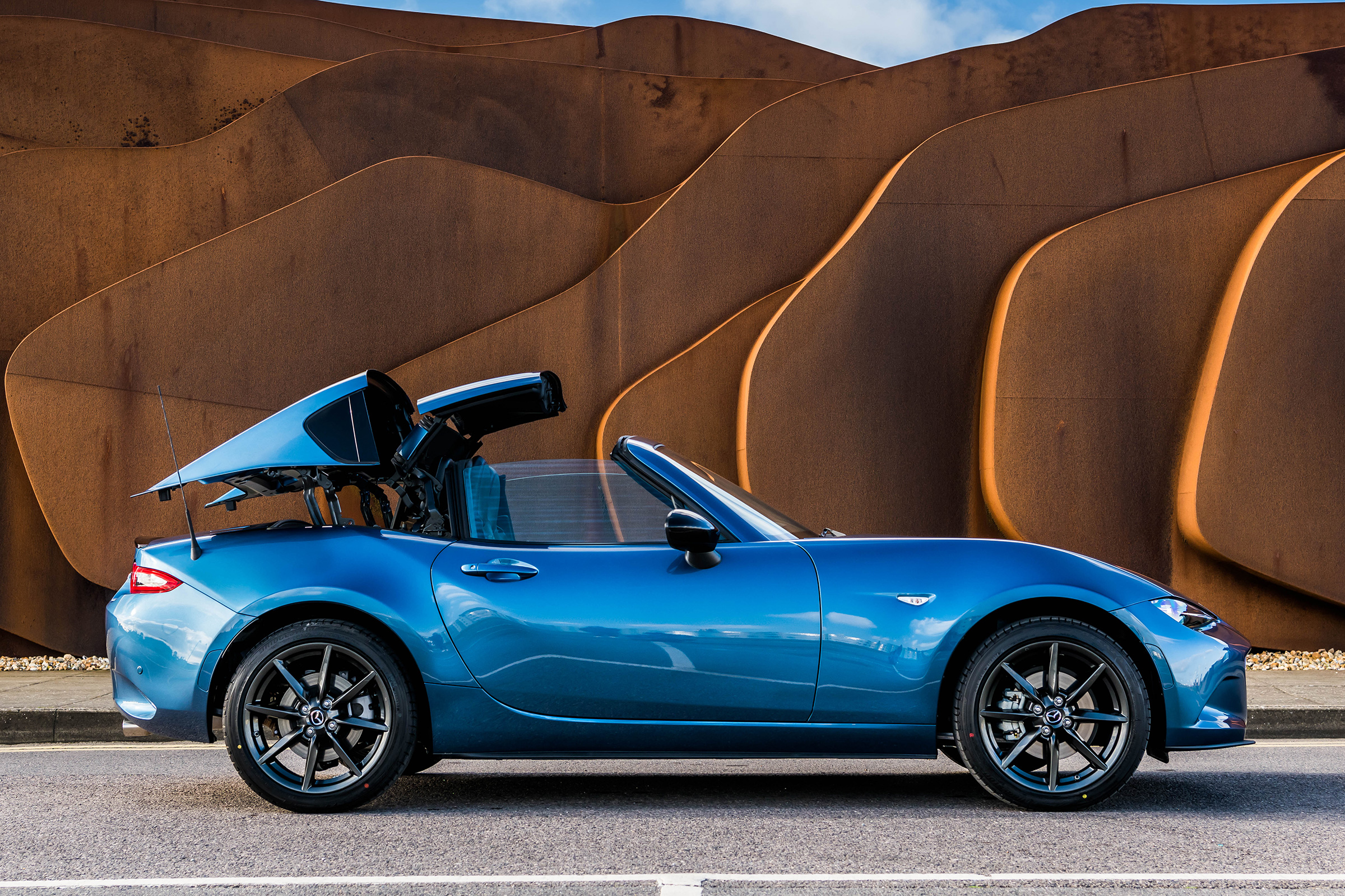 Mazda MX-5 RF Sport Black - roof operating