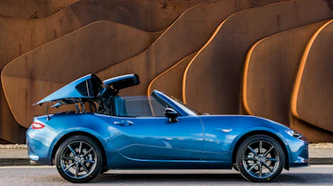 Mazda MX-5 RF Sport Black - roof operating