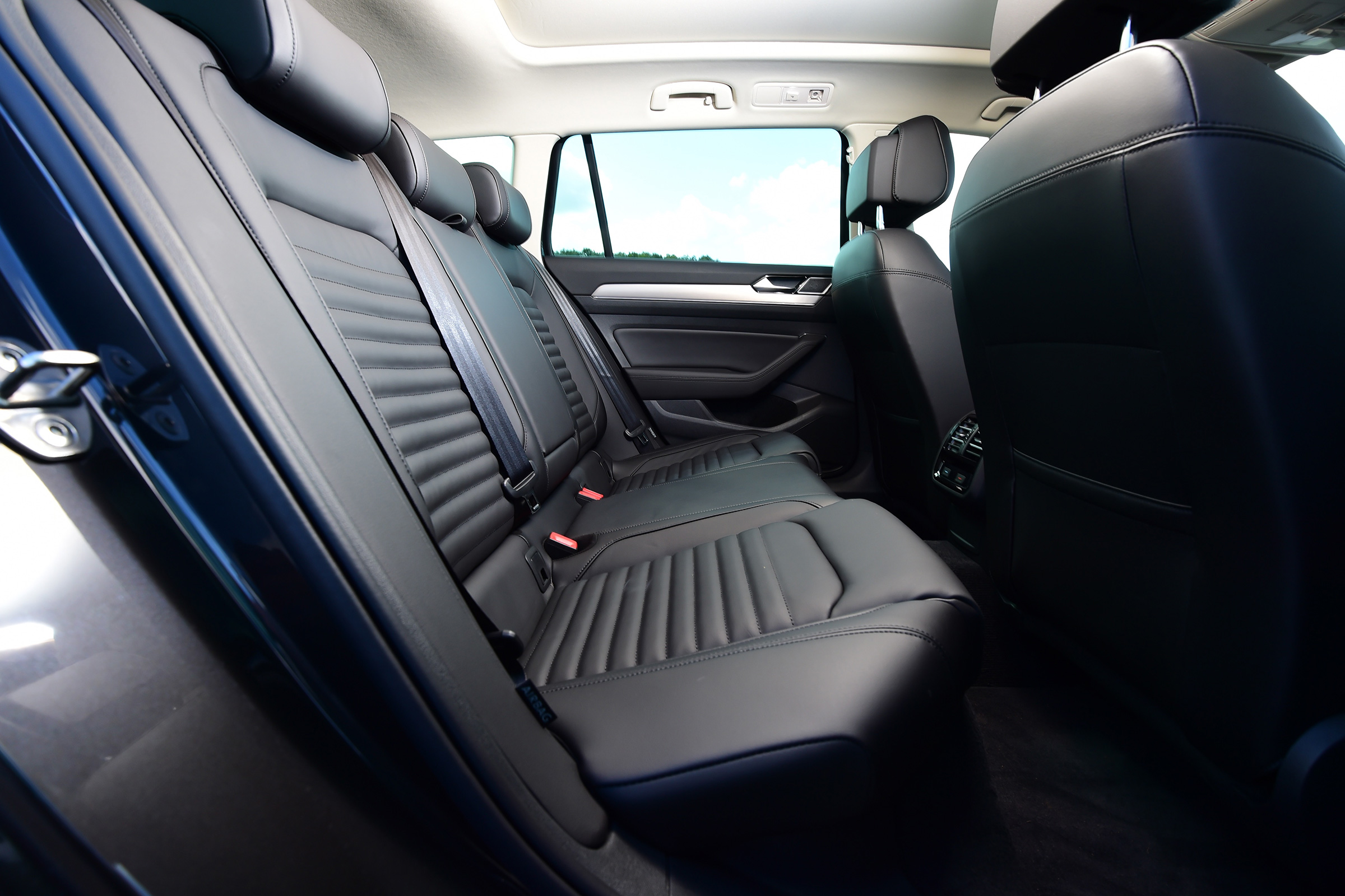 Volkswagen Passat GTE - back seats