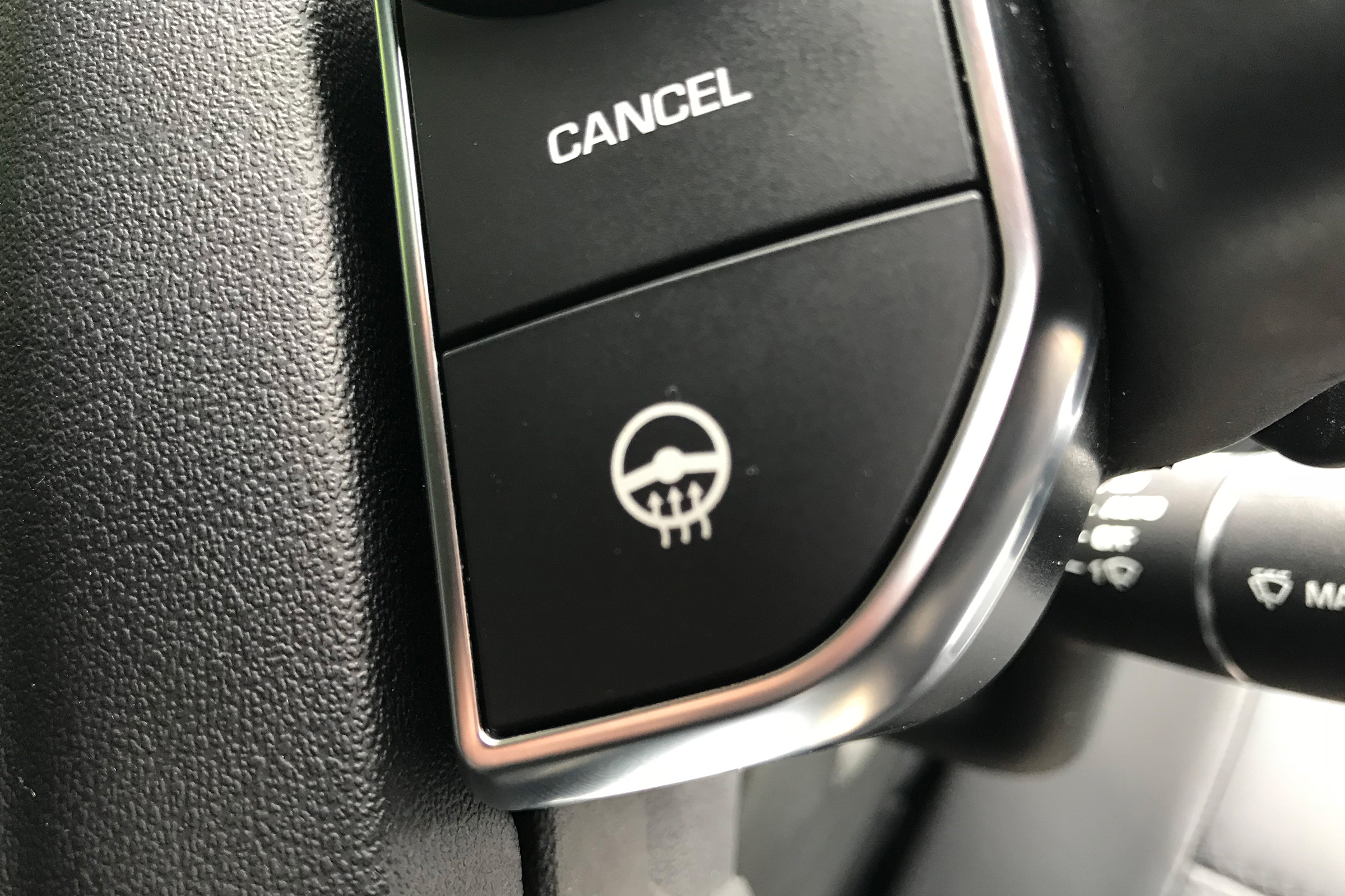 Land Rover Discovery - heated steering wheel