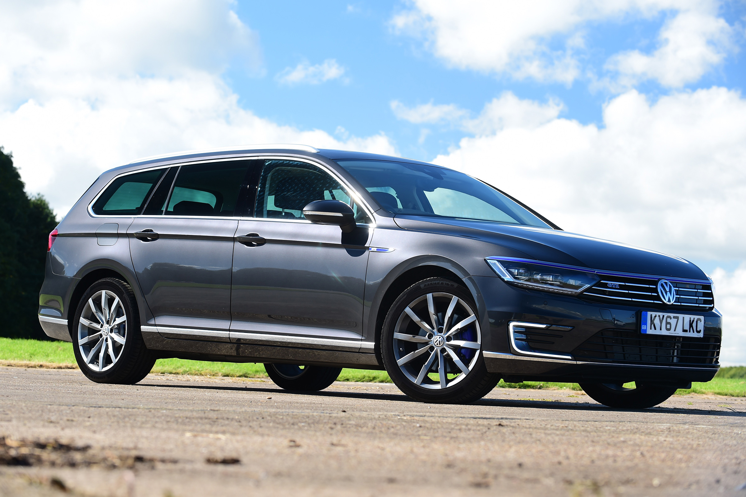 Volkswagen Passat GTE - front
