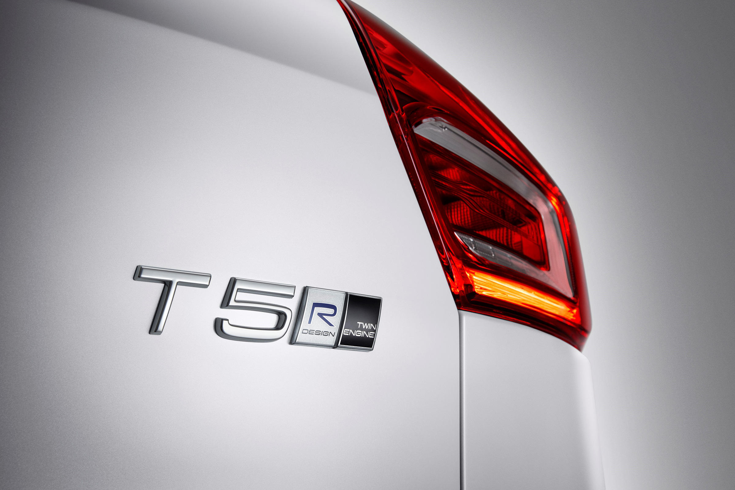 Volvo XC40 T5 plug-in hybrid - badge