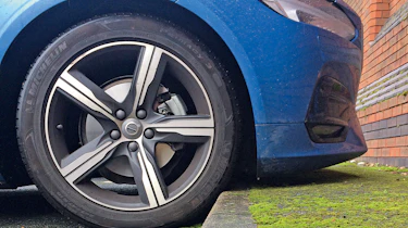 Volvo S90 long-termer - kerb
