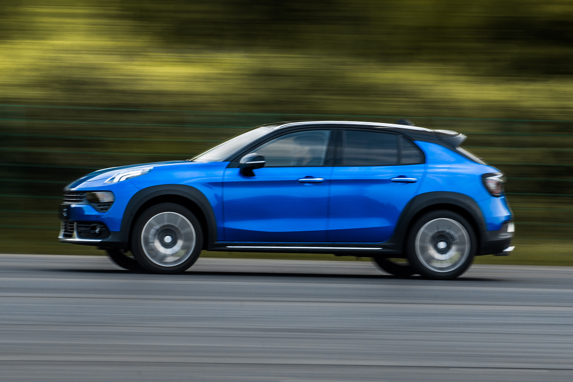 Lynk &amp; Co 02 SUV - side