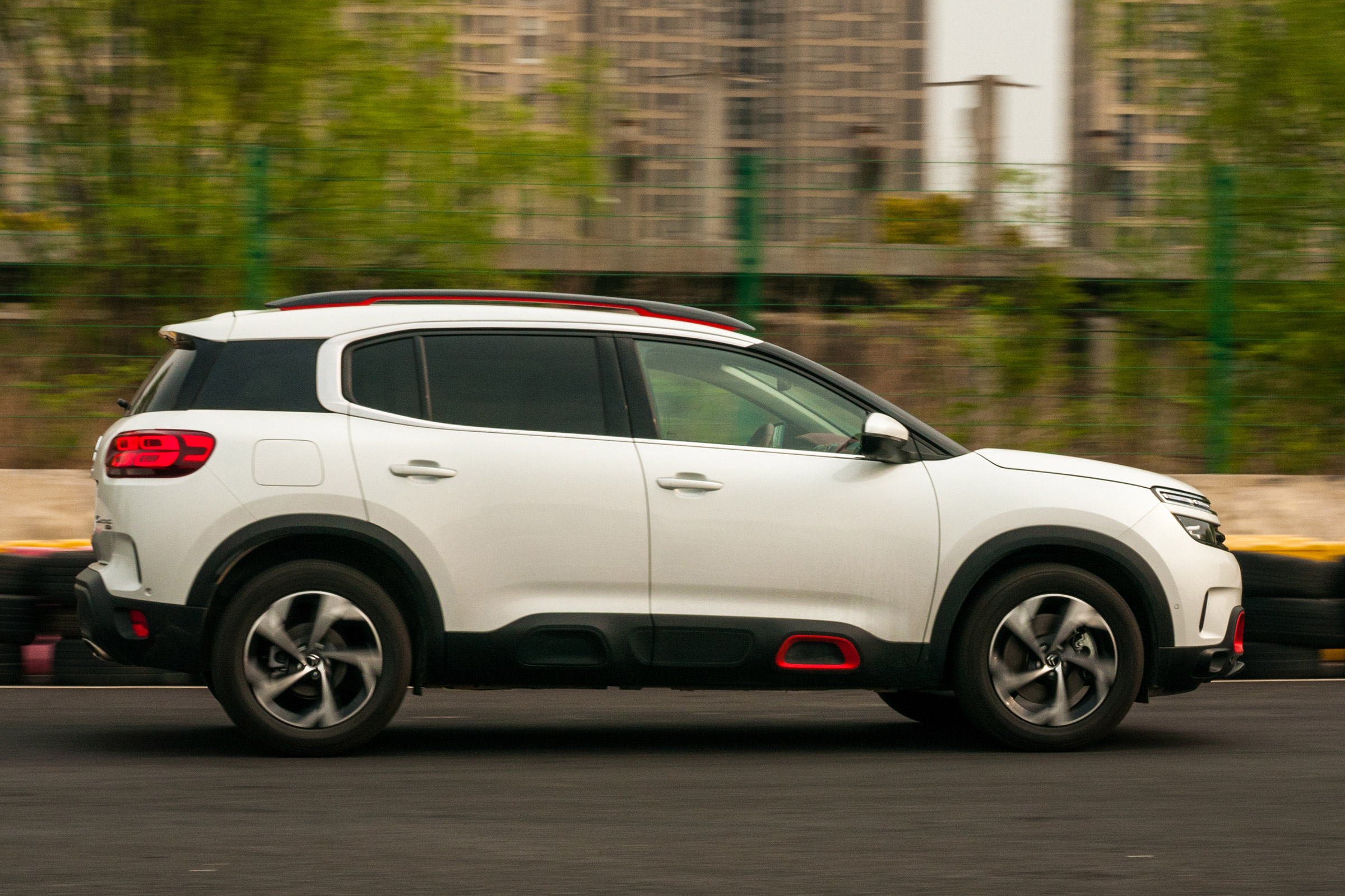 Citroen C5 Aircross - side action