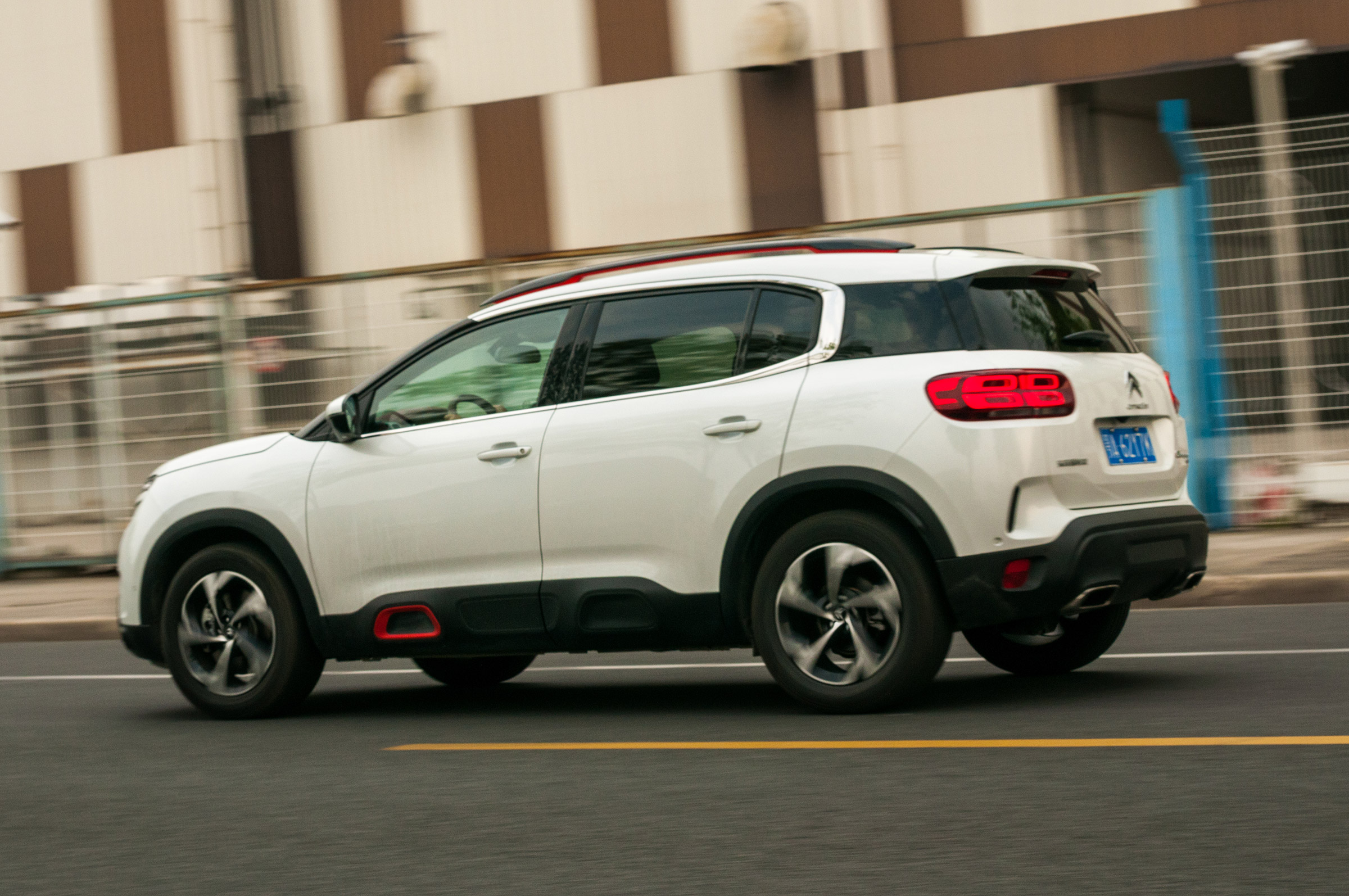 Citroen C5 Aircross - rear action