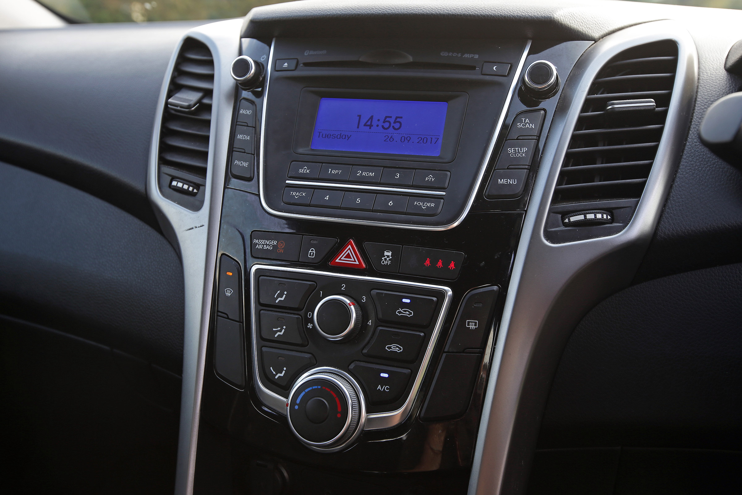 Used Hyundai i30 - centre console
