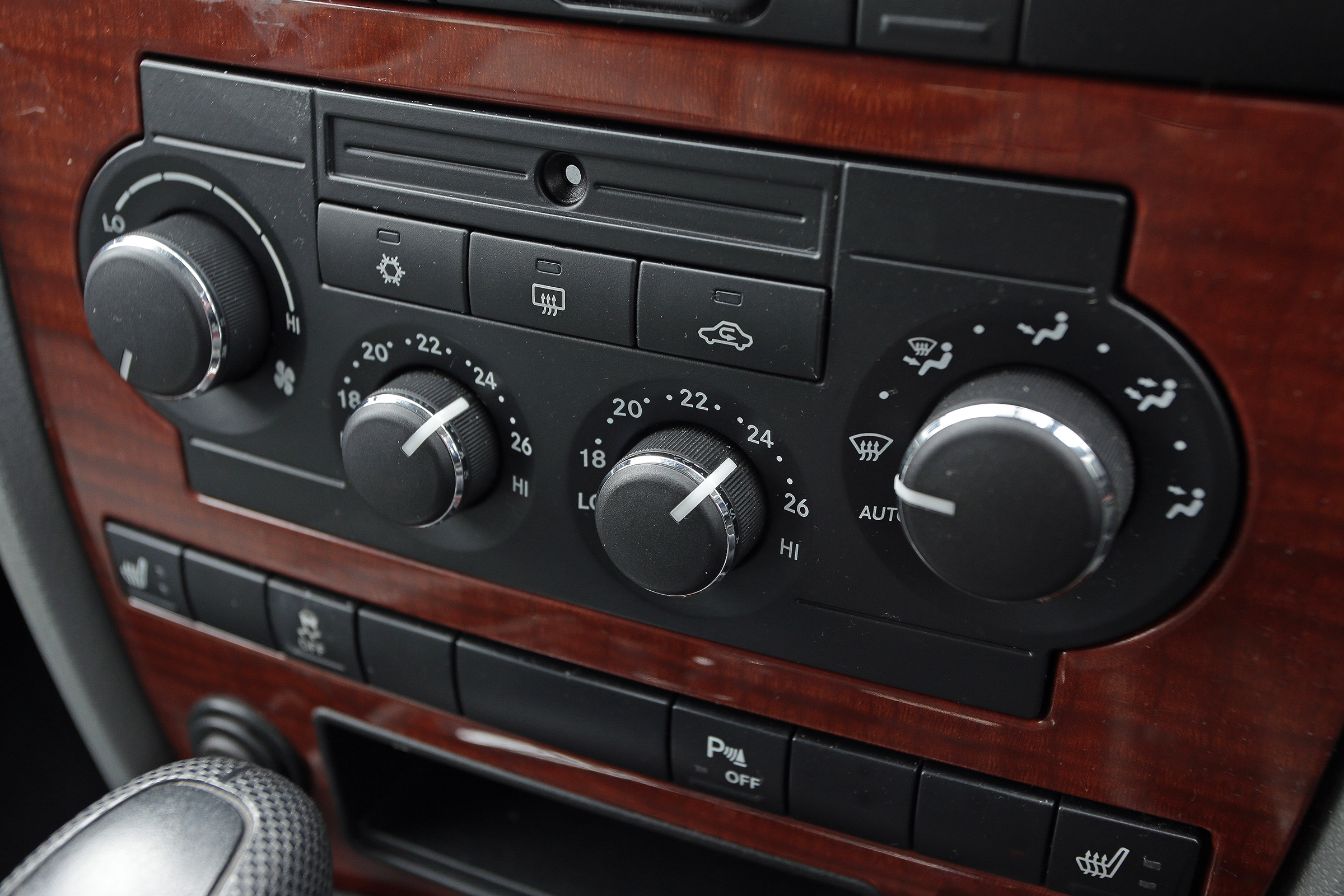 Used Jeep Grand Cherokee - centre console