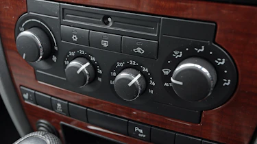 Used Jeep Grand Cherokee - centre console