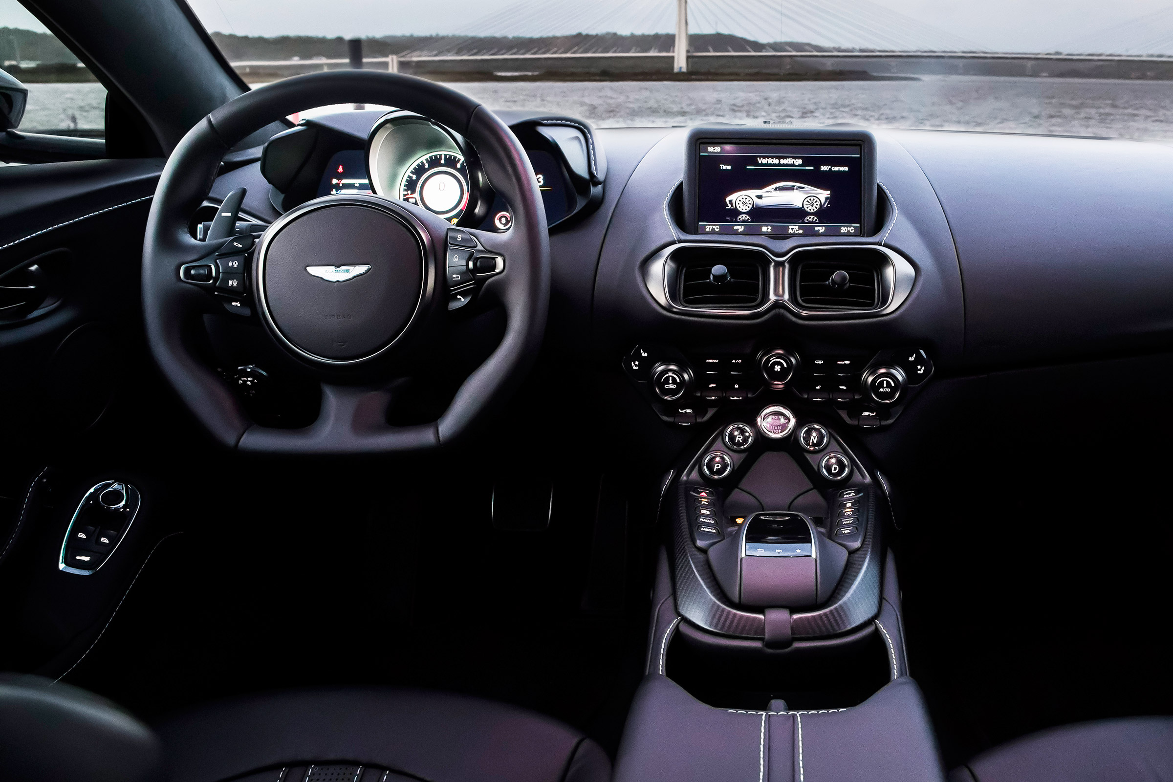 Aston Martin Vantage - dash