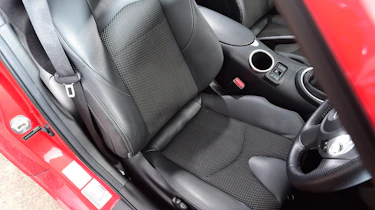 Nissan 370Z - front seats