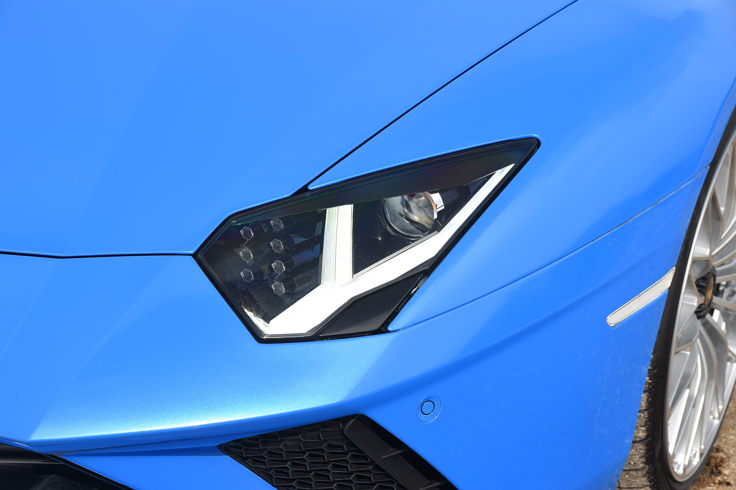 Lamborghini Aventador S Roadster - front light