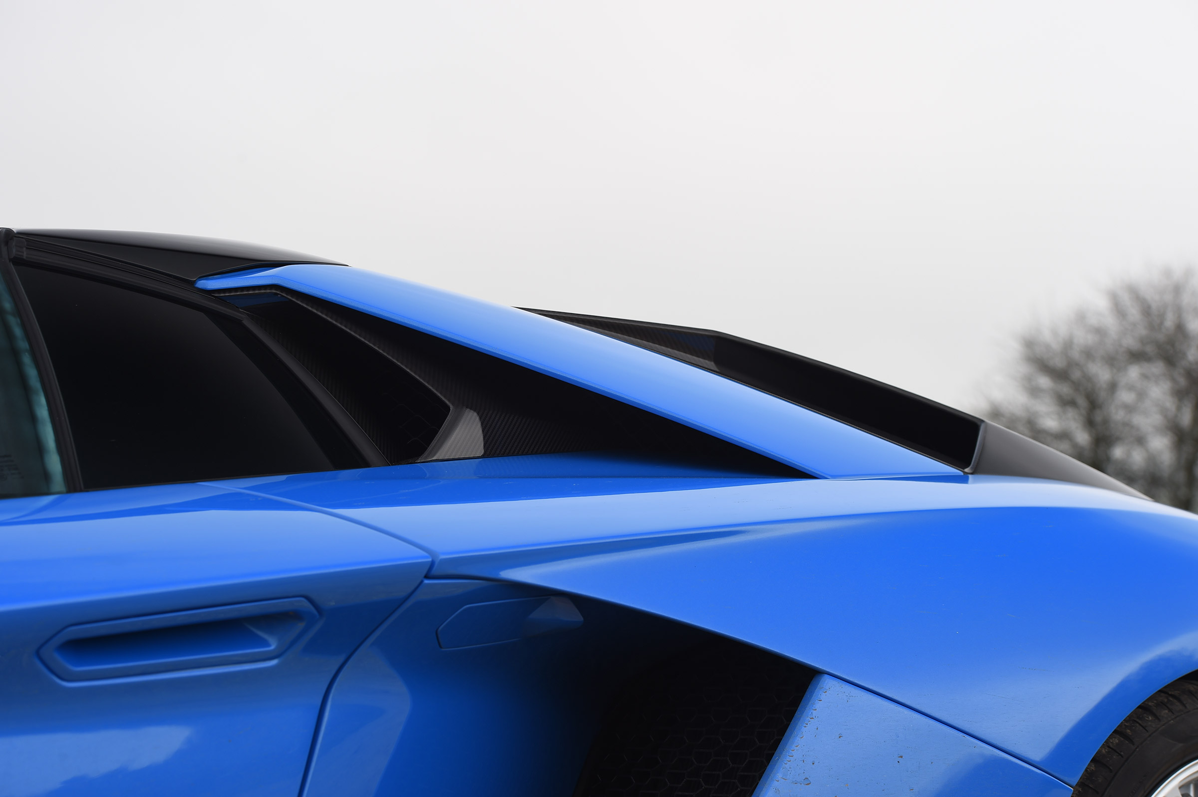 Lamborghini Aventador S Roadster - side profile