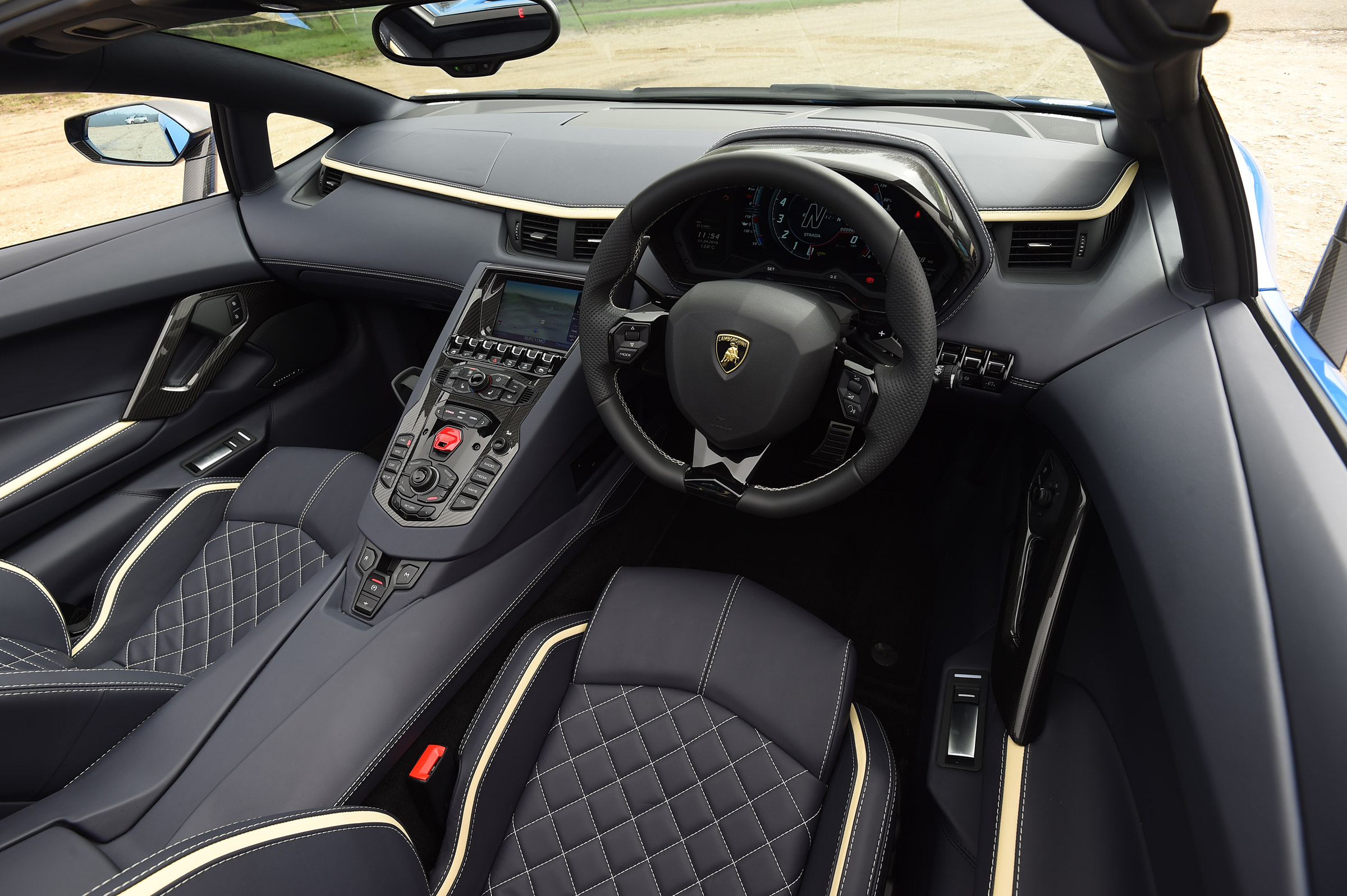 Lamborghini Aventador S Roadster - dash
