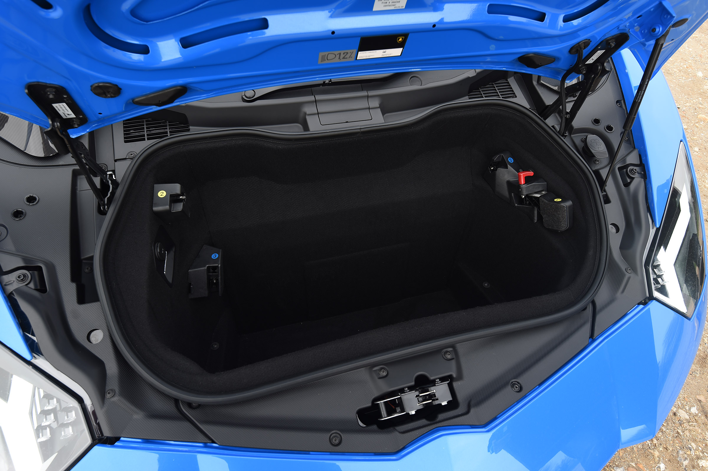 Lamborghini Aventador S Roadster - boot